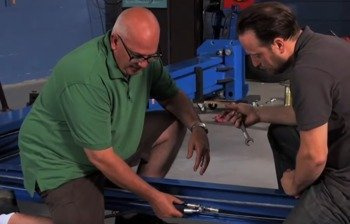 Usługa montażu podnośnika dwukolumnowego TQM-01 - Montaż podnośnika dwukolumnowego