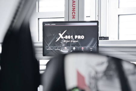 Urządzenie do pomiaru geometrii ustawienia kół i osi pojazdów 3D X-861 3D PRO 