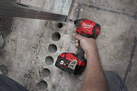 Zakrętarka akumulatorowa udarowa 1/4" HEX 226 Nm M18 ONEID2-502X MILWAUKEE